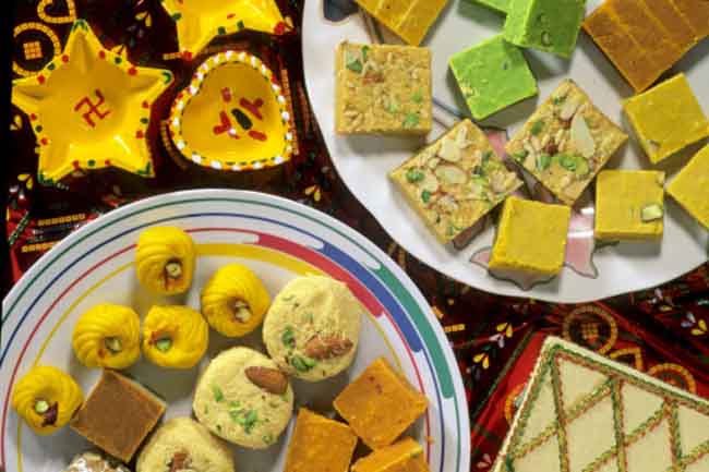 क्यों फायदेमंद है घर में बनी मिठाइयां